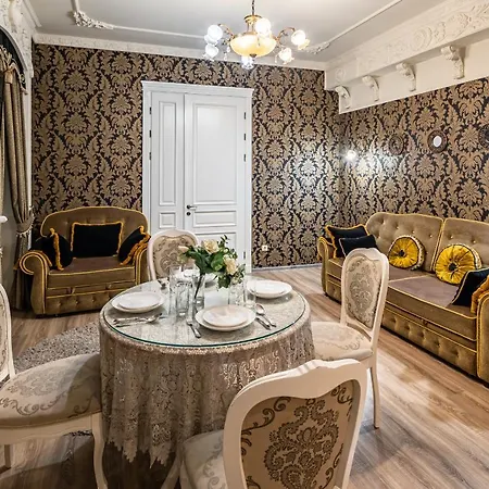 Classic Royal Apartment. Balcony And A/c Appartement