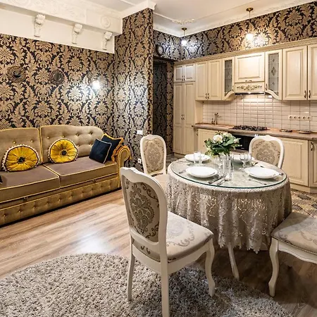 Classic Royal Apartment. Balcony And A/c