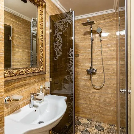 Classic Royal Apartment. Balcony And A/c * Λβιβ